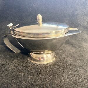 Retro Stainless Steel Sauce Boat with Lid & Thumb Lift | Elegant Tableware